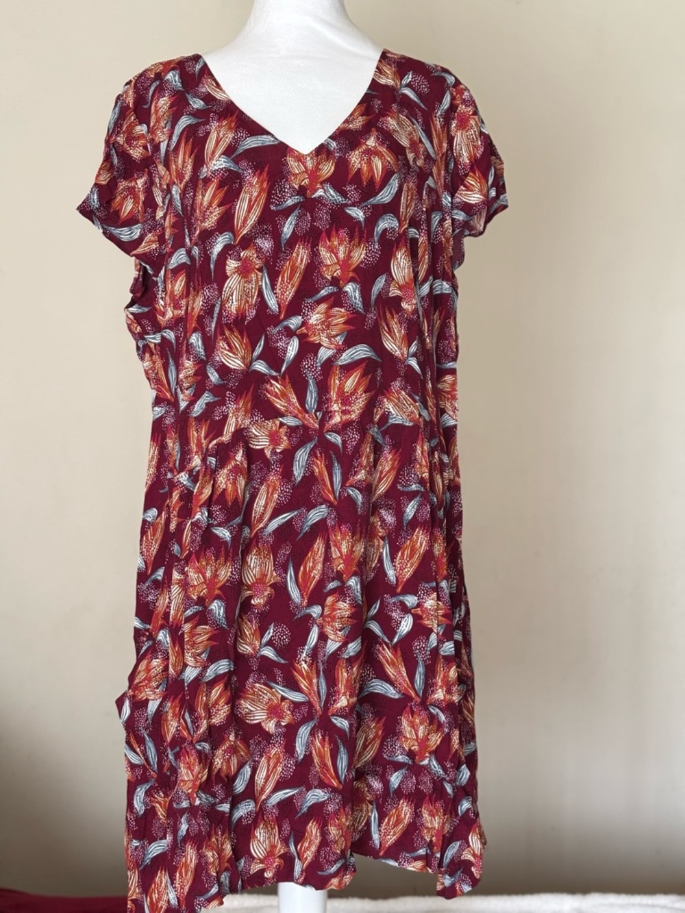 Garnet Hill Burgundy V‑Neck Short Sleeve Floral Mini Dress - Picture 2 of 14